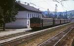 Im Bahnhof Lawotschne (Bahnstrecke Lwiw - Tschop) stehen zwei Triebwagen der Baureihe S am 06.08.1994 abfahrbereit nach Mukachevo. Zwischen 1929 und 1958 wurden etwa 930 dreiteilige Garnituren gebaut.