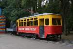 Odessa 4.9.2009: Im Gedenk Park an den großen vaterländischen Sieg über Nazi Deutschland steht auch diese alte Straßenbahn mit einem Geschützwagen.