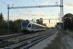 MÁV Start 415 042 als IR 19731  Katica  von Balatonfüred nach Budapest-Déli, am 10.08.2022 bei der Ausfahrt in Balatonkenese.