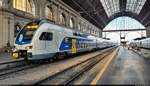 815 021 (Stadler KISS) wartet in der Haupthalle des Bahnhofs Budapest-Keleti pu (HU) auf Abfahrt.