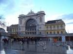 Frontseite vom Kopfbahnhof Budapest-Keleti (Ostbahnhof), von hier fahren hauptschlich Zge in Richtung Osteuropa und Balkan ab, aufgenommen am 20.01.2007.