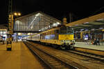 MAV 431 219 hat am Abend in Budapest-Nyugati einen IC zur Fahrt in Richtung Kecskemét bespannt.