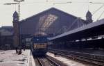 V 63045 steht am 17.4.1989 abfahrbereit vor einem Schnellzug im Bahnhof
Nyugati Palyaudvar in Budapest. Die markante Bahnsteighalle wurde brigens auch von dem vom Bau des Eifelturm her bekannten Herrn Eifel gebaut bzw. konstruiert!