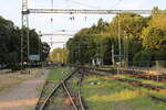 Gleisanlagen im Bahnhof Keszthely, mit Blick Richtung Tapolca, am 17.07.2024 von einem Bahnübergang aus fotografiert.