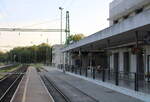 Der schmale Bahnsteig 1 und 2 am 17.07.2024 in Keszthely. Das Gleis 1 neben dem sehr gepflegten Bahnhofsgebäude ist zudem auf einer großen Länge mit Gleistragplatten aus Beton versehen.