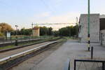 Blick von der auenliegenden Wartemglichkeit im Bahnhof Keszthely in Richtung Budapest, am 16.07.2024.