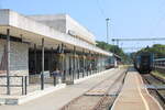 Das sehr gepflegte Bahnhofsgebäude mit dem schmalen Bahnsteig 1 und 2 am 19.07.2024 in Keszthely.