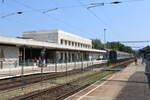 Die Bahnsteige und das sehr gepflegte Empfangsgebäude in Keszthely am 19.07.2024.