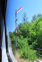 Mechanisches Signal aus dem fahrenden Zug fotografiert. Zwischen Tapolca und Györ, 16.6.2023