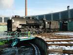 Museumslokomotive 424 247 vor dem Rundschuppen im Bahnpark Budapest im Januar 2010