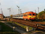 Die 418 108 (vorher war M41 2108) mit einem Personenzug bei der Abfahrt von Bahnhof Pápa (KBS 10).