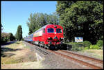 Am 17.07.2022 war wieder einmal nostalgischer MAV Zugverkehr am Nordufer des Balaton.
Um 9.10 Uhr war M 41.2103 bei Balatonszomay mit ihrem Zug nach Balatonfüred unterwegs.