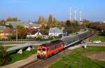 Endlich wieder ein original Russel auf der Strecke KBS 10 (Győr-Celldömölk).
Die 418 177 (M41 2177) ist mit dem Regionalzug 9224 unterwegs von Győr nach Celldömölk kurz vor Győrszabadhegy. 
01.11.2024.