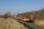 Am 19. Februar 2025 war 418 318 mit dem Sz 9227 (Celldömölk - Győr) unterwegs und passiert hier soeben das Einfahrsignal des Bahnhofs Mezőlak. 