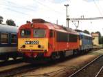 M41 2305 und V43 1234 auf Bahnhof Keszthely am 8-8-2005.