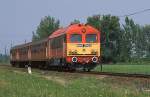 Am Rand der Puszta ist um 10.45 Uhr bei Meztarkany M 412162 am 31.5.2003 mit einem   Personenzug nach Debrecen unterwegs.