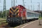 448 435 der H-START rangiert zwei Reisezugwagen in Debrecen, 26.6.2016