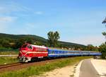 Wenn Plattensee = Nohab im Einsatz. Es war lange Zeit ein vertrauter Anblick. 
Die M61 001 ist mit dem Schnellzug 16906 bei Balatonszepezd.
Foto: Márk Németh
02.08.2020.