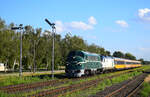 Umleitungverkehr auf der KBS 5: Die 618 629 (dahinter ist die StB 183 717) mit dem Regiojet RJ1036 von Budapest nach Praha (Prag) bei der Durchfahrt in Bf. Nagyigmánd-Bábolna. Der Zug war hier eine echte Besonderheit.
11.07.2022.