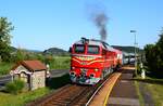 Es war ein weiteres Retro-Wochenende am Plattensee. 
Die M62 194 und die M41 2143 sind mit dem Zug 19707  Kék Hullám  bei der Ausfahrt aus Hst. Badacsonylábdihegy. Im Hintergrund ist die Burg Szigliget zu sehen.
Badacsonylábdihegy, 07.07.2024.