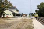 Im Bahnhof Köszeg ist zwischen Aufnahmsgebäude und Bahnsteig anstelle von 2 Gleisen eine Straße für Busse errichtet worden. Bei Religionen würde man von Blasphemie sprechen. - Bild vom 11.September 2024, ganz rechts der GySEV 1446 513-8.