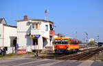 Die neulackierte 117 268 (Bzmot) als Zug 31914 verlässt den Bahnhof Pápa in Richtung Csorna.
Pápa, 26.03.2022.