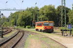 Nach der Ankunft als SZ 19627 aus Tapolca fuhr der MÁV H-START 117 390 am 19.07.2024 in Keszthely in die Abstellung. Vom Bahnsteigende aus fotografiert.