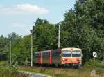 Bzmot 372 mit einem Bzx und einem BDzx, zwischen Keszthely und Balatonszentgyrgy, als Personenzug aus Tapolca nach Balatonszentgyrgy, am 28. 06. 2011. 