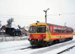 MV-Start Bzmot 243 am Bahnhof Balassagyarmat als Personenzug nach Ipolytarnc, am 19. 01. 2013. Im Hintergrund ist Dampflok 377 092 zu sehen.  