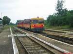Bzmot 338 trifft am 09.06.2011 mit einem Personenzug von Gyr nach Veszprem in Veszpremvarsany ein.