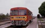 Bzmot 027 hat nach Ankunft in Tiszafred abgekuppelt und steht nun am 
15.4.1989 solo am Bahnsteig in der Puszta.