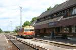 Am 26.5.2006 steht Bzmot 187 am Hausbahnsteig im ungarischen Bahnho Villany.