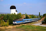 Eine der ältesten Lokomotiven von BR 431 (V43) ist die 011-er (ex. V43 1011). Die Altbau Lok ist mit dem  Göcsej Intercity  IC 954 von Budapest nach Zalaegerszeg. Das seltsame Gebäude im Hintergrund ist die  Rotunda  , die romanische Rundkirche aus dem 11. Jahrhundert.
Öskü, 26.09.2021.