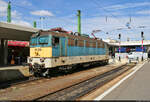 Am Prellbock von Gleis 4 des Bahnhof Budapest-Déli pu (HU) wartet 431 335-3, bis die Wagen, mit denen sie vorher eingefahren ist, von einer Schwesterlok herausgezogen werden.