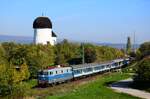 Ein Zug mit der Rotunda ist immer ein schönes Motiv. Vor allem, wenn die Lokomotive V43 1001 den Zug befördert. Hier ist die MÁV-Start Szili 431 001 (V43 1001) mit dem Bakony Intercity 904 auf dem Weg nach Szombathely.
Öskü, 20.10.2024.