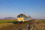 Am 19. Februar 2025 war 431 340 mit dem IC 906  Bakony  (Budapest-Déli - Szombathely) im Abschnitt Ajka - Szombathely unterwegs und ist hier nahe der Haltestelle Karakószörcsök zu sehen. Baustellenbedingt ist die Strecke zwischen Veszprém und Ajka bis Ende April gesperrt, weshalb für diesen Zuglauf auch außerplanmäßig die aus vorwiegend SŽ-Wagen bestehende Garnitur des  Citadella  verwendet wird. Links im Bild befindet sich der Somló, ein 431 Meter hoher erloschener Vulkan.