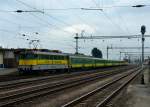 V43 333 mit einem Regionalzug am 26.05.2010 bei der Ausfahrt in Sopron.