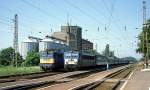 Whrend auf der Ausweiche im Bahnhof Mezkvesd V 431052 mit einem Gterzug  wartet, braust daneben V 63154 am 27.5.2003 um 9.53 Uhr mit einem Schnellzug  in Richtung Miskolc vorbei.