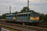 Betriebspause für zwei MAV Elektroloks im Bahnhof Füszesabony.
Am 25.08.2005 standen dort V 431369 un dV 431069. 