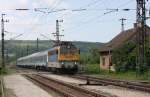 V 433239 von H-MAVTR erreicht mit dem Intercity nach Budapest aus Pecs kommend  am 6.5.2010 um 9.57 Uhr den Landbahnhof Godisa.