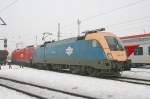 Auf der Fahrt zum IC643 nach Wien befinden sich am 4. Februar 2006 die 1047 006 und die 1116 194 im winterlichen Salzburg.
