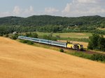 Die 480 005 mit einem IC nach Budapest am 02.07.2016 unterwegs bei Szárliget.