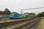 MV H-START 480 010  Zld ton Jrunk  mit dem IC 874  Balaton  aus Budapest Dli, am 20.07.2024 bei der Einfahrt in Keszthely. Vom Bahnsteig 1 aus fotografiert.