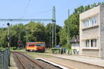 Der MÁV H-START 117 390 rollte nach der Ankunft als SZ 19627 aus Tapolca, am 19.07.2024 im Bahnhof Keszthely in die Abstellung.