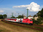 Rot-weiß-rot-weiß: 480 013 (Magyar Máltai Szeretszolgálat / Malteser Hilfsdienst) mit dem IC946 bei Komárom.