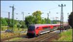 Der Railjet aus Budapest passiert hier gerade den Bahnübergang am westlichen Stadtrand von Komárom (H) auf der Kbs 1.