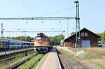 MÁV H-START 628 319 steht am 19.07.2024 mit dem SZ 19614 nach Tapolca abfahrbereit im Bahnhof Keszthely.