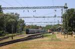 Blick in den Bahnhof von Keszthely, wo die MÁV H-START 628 319 am 19.07.2024 den SZ 19614 nach Tapolca bespannt.