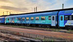 Personenwagen der 2. Klasse mit der Bezeichnung  Bpee  (51 55 20-44 065-9 H-START) bei der Einfahrt mit Zuglok 431 214-0 im Endbahnhof Budapest-Keleti pu (HU). Er wirbt für den 52. Eucharistischen Weltkongress – eine Zusammenkunft der römisch-katholischen Kirche in Budapest – der zum Aufnahmezeitpunkt bereits ein Jahr zurücklag.

🧰 MÁV
🚝 IR 19203 Szombathely (HU)–Budapest-Keleti pu (HU)
🕓 28.8.2022 | 19:13 Uhr