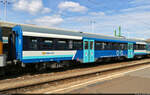 Mitteleinstiegswagen mit der Bezeichnung  Bdmpee 840  (50 55 84-05 111-2 H-START), eingereiht in einem IC mit 431 153-0 im Bahnhof Budapest-Déli pu (HU).